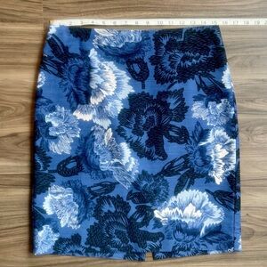 Ann Taylor Factory Blue and White Floral Print Pencil Skirt. Size 6 Petite.